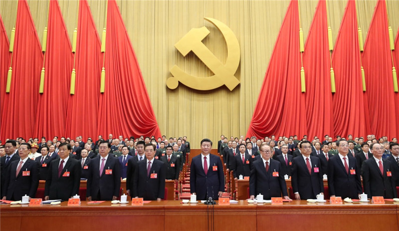 2002年11月,党的十六大通过的《中国共产党章程》专门写入"党徽党旗"